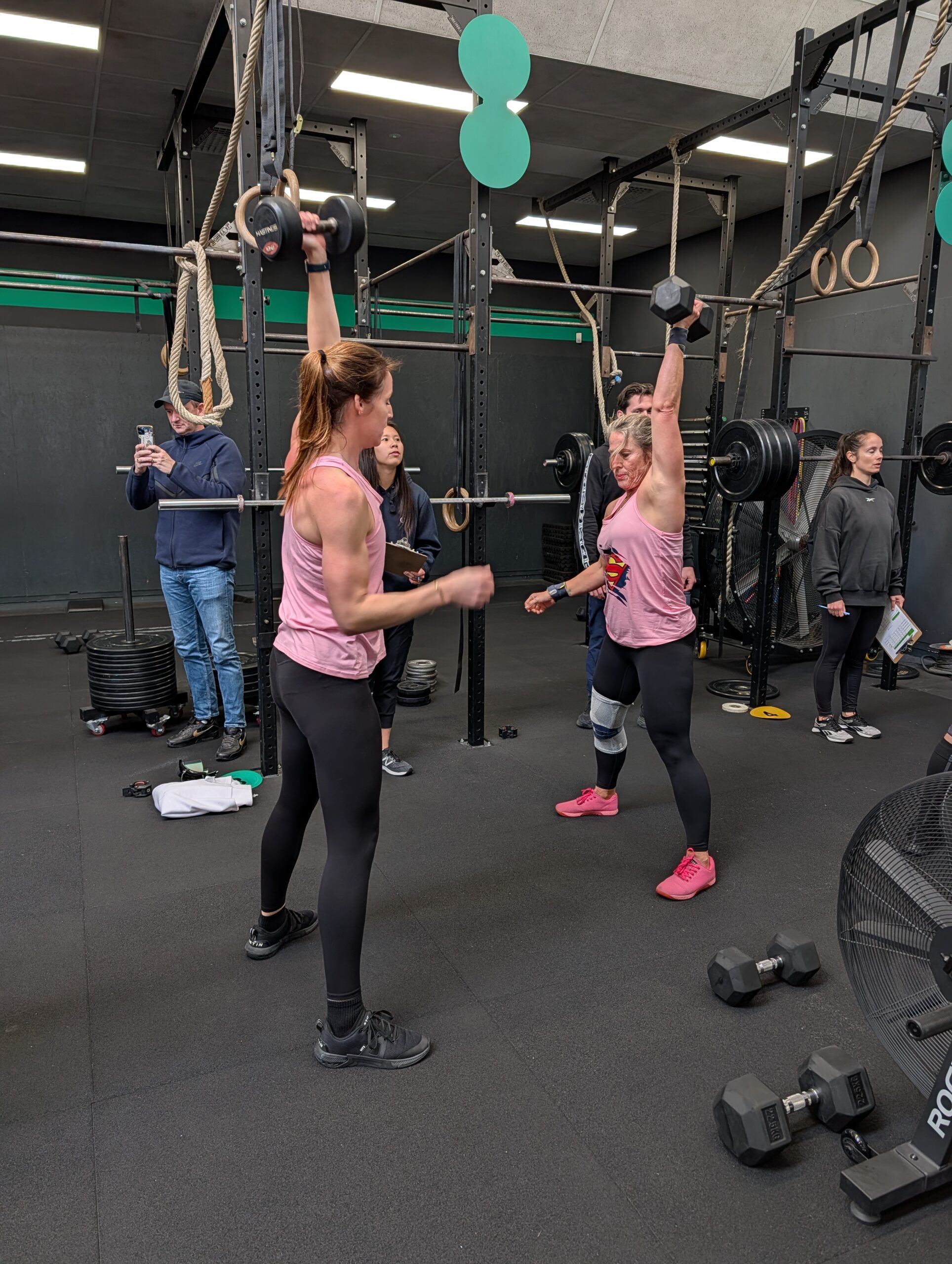Coach begeleidt training bij CrossFit New Hill