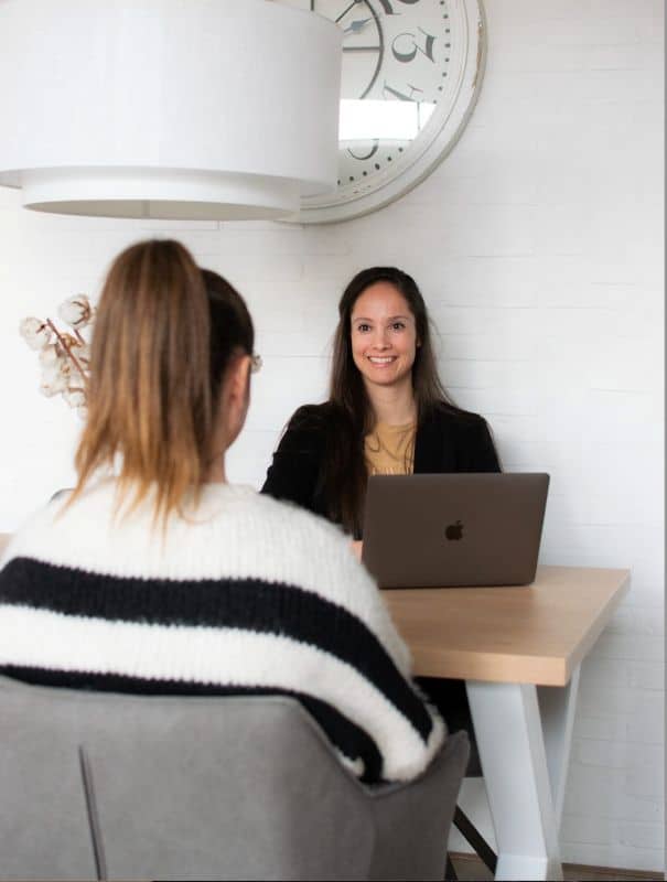 Mariska tijdens een intakegesprek voor personal training in Hillegom