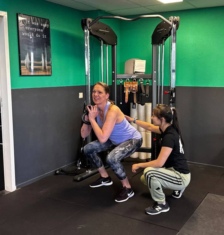 Yue begeleidt een personal training sessie in Hillegom
