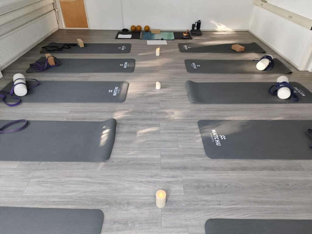 Yogamatten, blokken en riemen klaargelegd voor de yogales bij CrossFit New Hill
