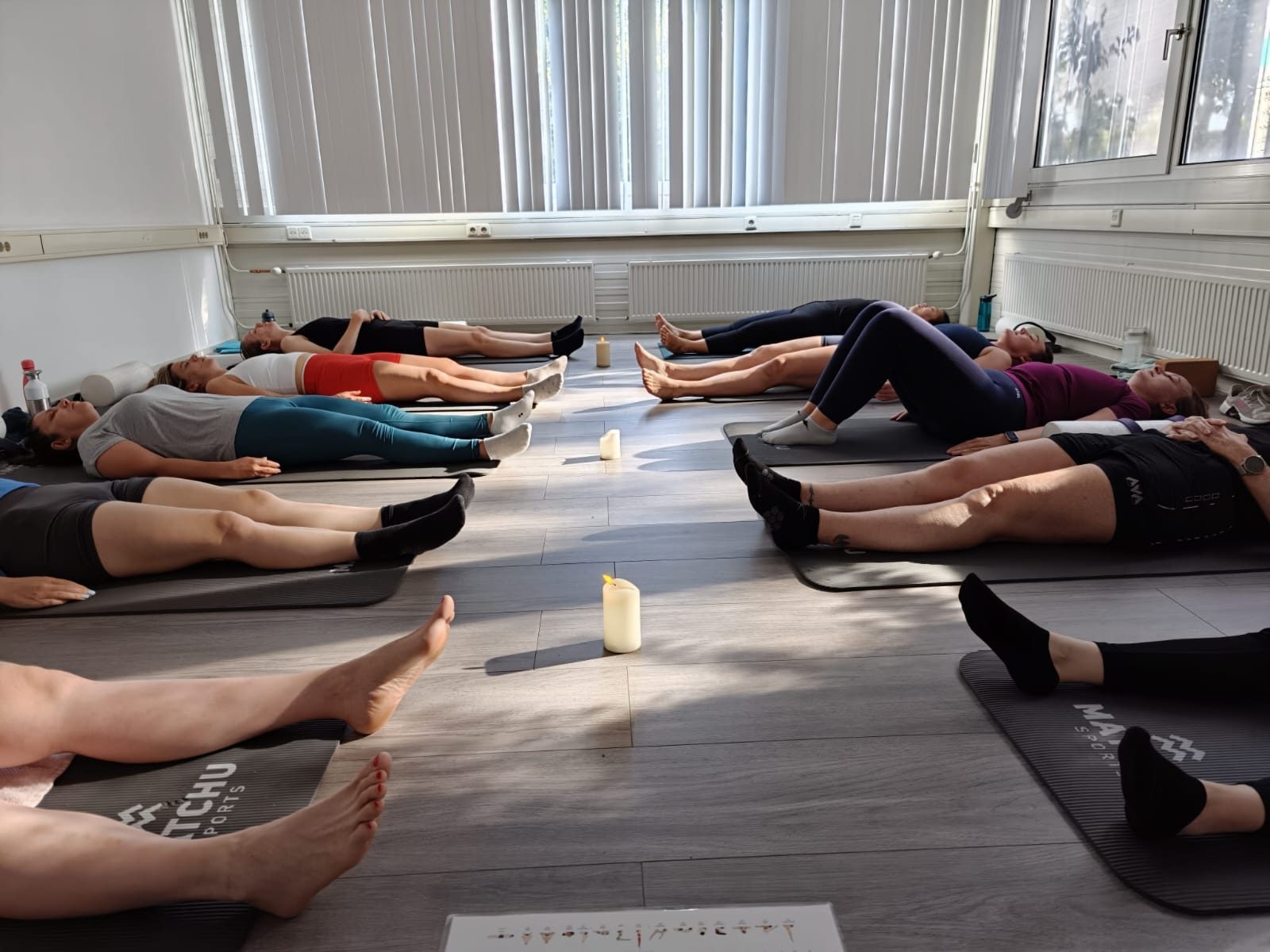 Yoga bij CrossFit New Hill in Hillegom: groep in Shavasana tijdens de Hatha yoga les van Mascha