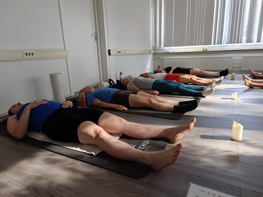 Hatha yoga les bij CrossFit New Hill, deelnemers in ontspanning op de mat
